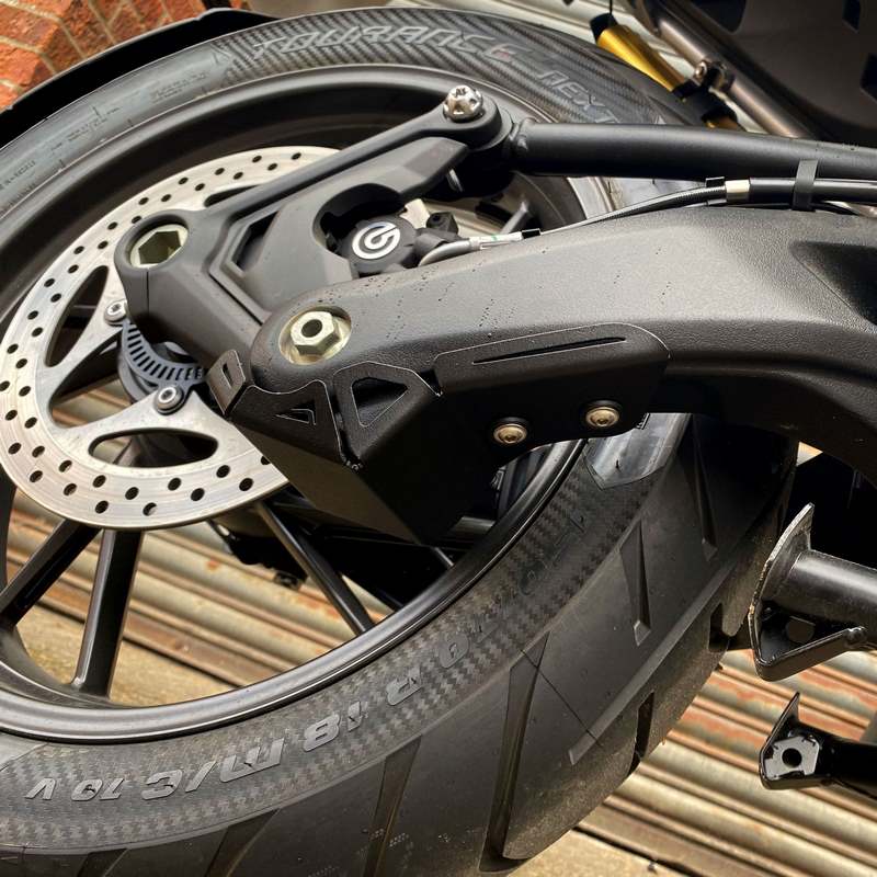 Pyramid / ピラミッド スイングアームプロテクター マットブラック | Triumph タイガー 1200 GT 2022- | 36160M