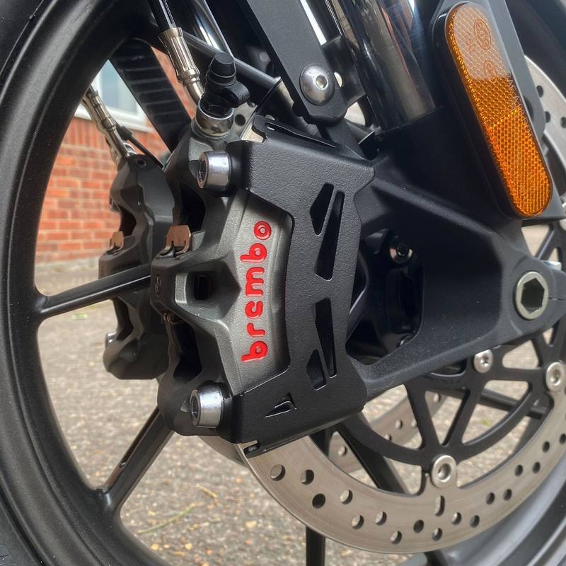 Pyramid / ピラミッド ブレーキキャリパーガード マットブラック | Ducati ムルティストラーダ V4 2021- | 36770M