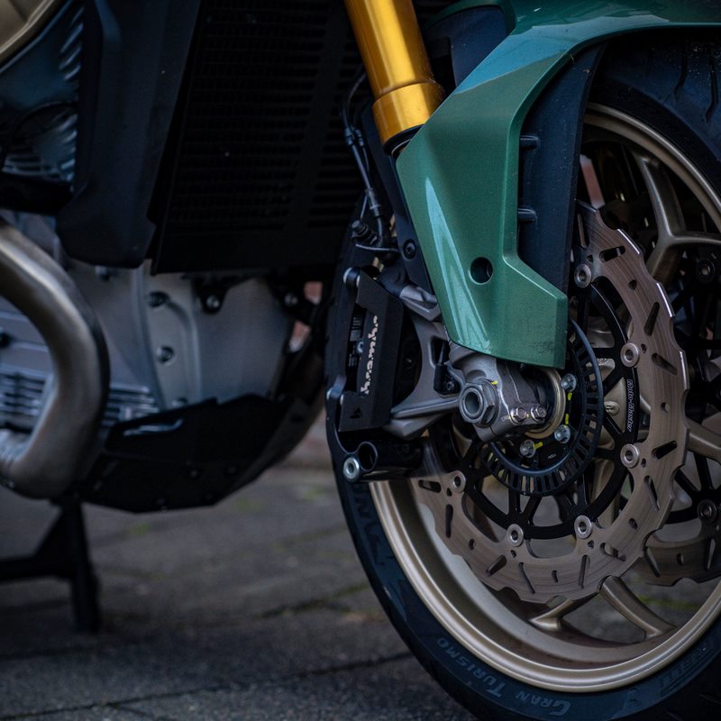 Pyramid / ピラミッド ブレーキキャリパーガード マットブラック | Moto Guzzi V100 Mandello 2022- | 36875M