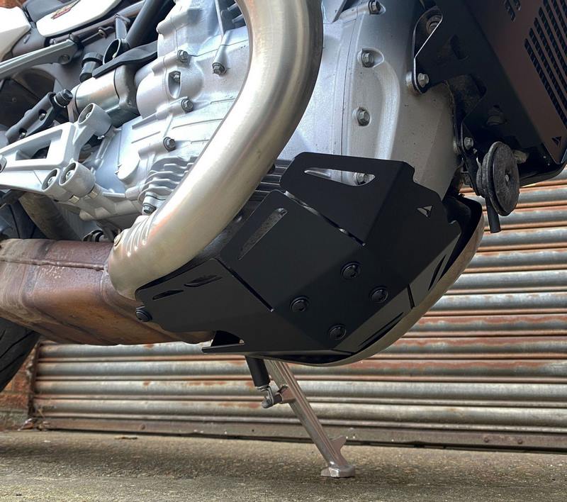 Pyramid / ピラミッド エンジンガード グロスシルバー | Moto Guzzi V100 Mandello 2022- | 38405S