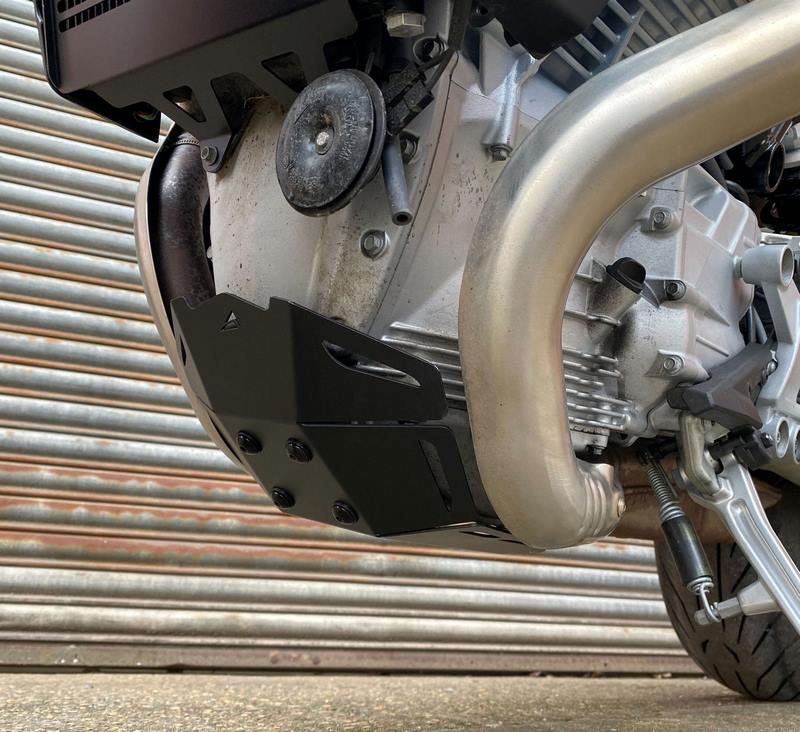 Pyramid / ピラミッド エンジンガード グロスシルバー | Moto Guzzi V100 Mandello 2022- | 38405S