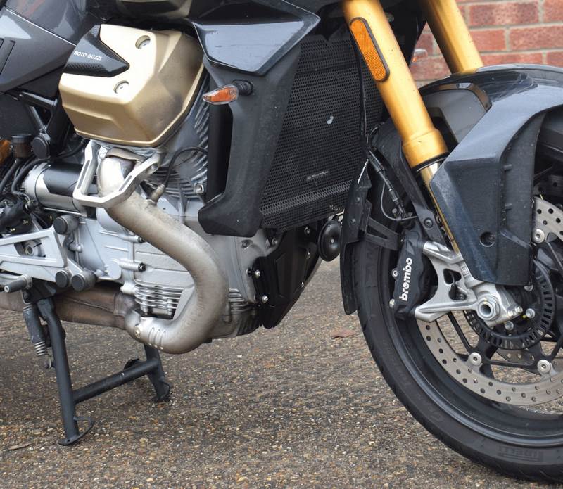 Pyramid / ピラミッド エンジンカバー マットブラック | Moto Guzzi V100 Mandello 2022- | 38406M