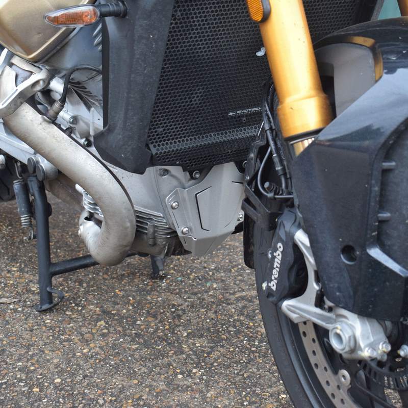 Pyramid / ピラミッド エンジンカバー グロスシルバー | Moto Guzzi V100 Mandello 2022- | 38406S