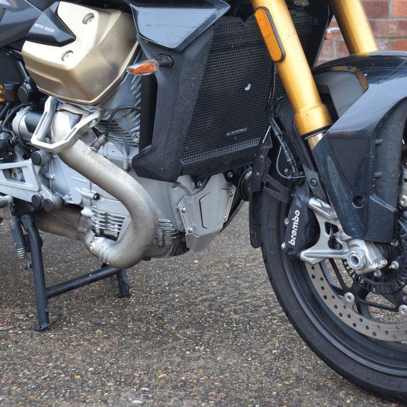 Pyramid / ピラミッド エンジンカバー グロスシルバー | Moto Guzzi V100 Mandello 2022- | 38406S