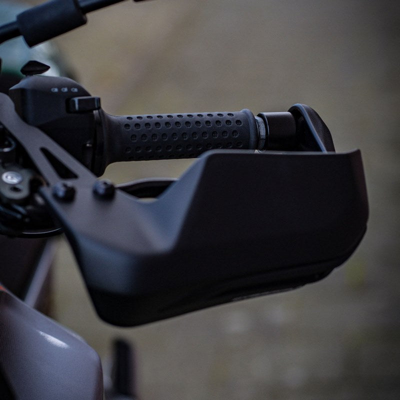 Pyramid / ピラミッド ハンドガード マットブラック | Moto Guzzi V100 Mandello 2022- | 38870M