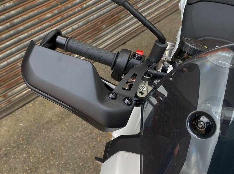 Pyramid / ピラミッド ハンドガード マットブラック | Moto Guzzi V100 Mandello 2022- | 38870M