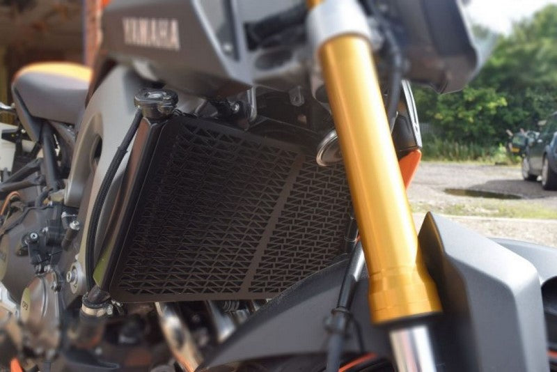 Pyramid Plastics / ピラミッドプラスチック Yamaha MT-09 ラジエーターガード マットブラック 2013>2016 | 522003A