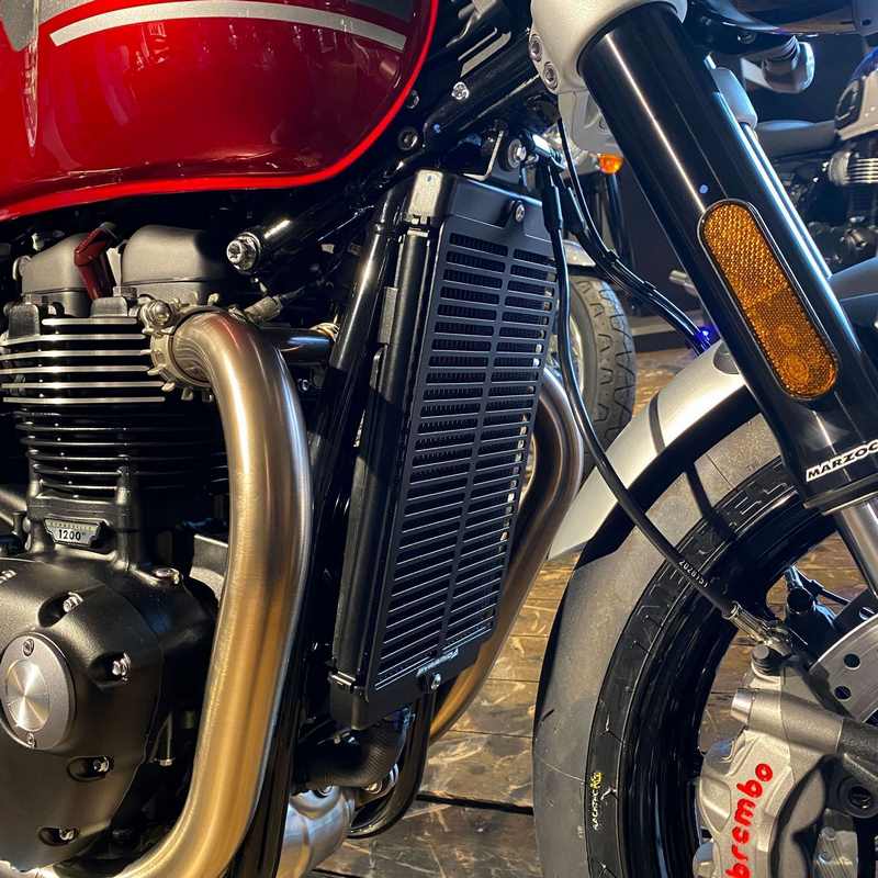 Pyramid / ピラミッド ラジエーターガード マットブラック | Triumph ボンネビルボバー 2017- | 526121M