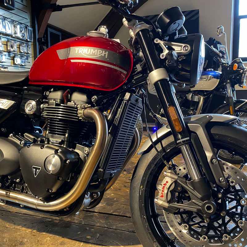 Pyramid / ピラミッド ラジエーターガード マットブラック | Triumph ボンネビルボバー 2017- | 526121M