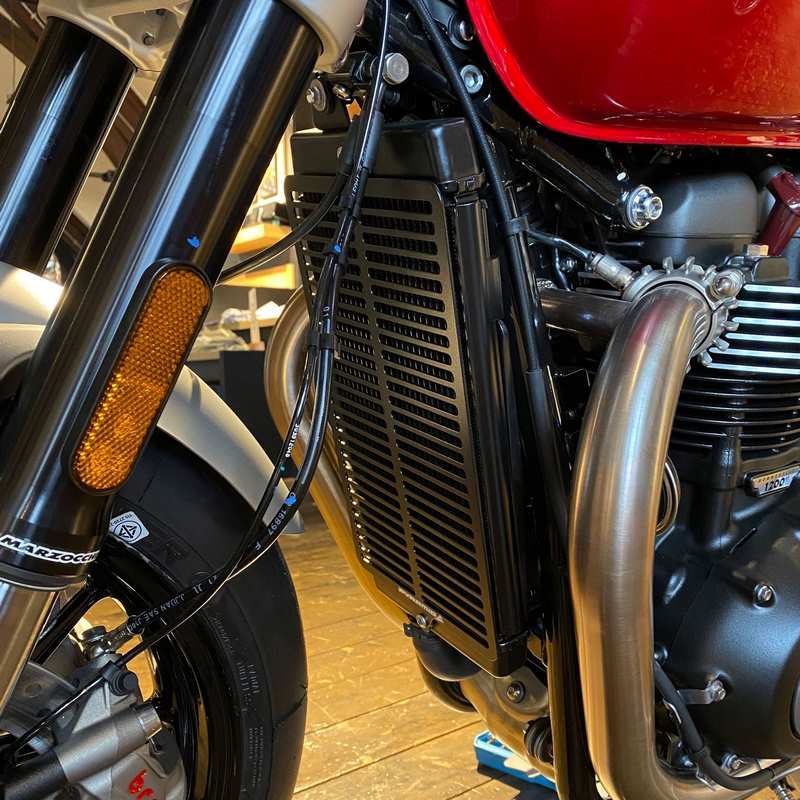 Pyramid / ピラミッド ラジエーターガード マットブラック | Triumph ボンネビルボバー 2017- | 526121M