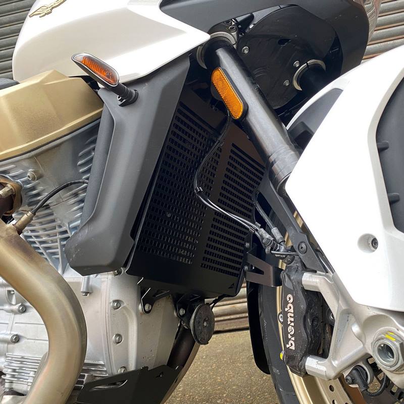 Pyramid / ピラミッド ラジエーターガード マットブラック | Moto Guzzi V100 Mandello 2022- | 528705M