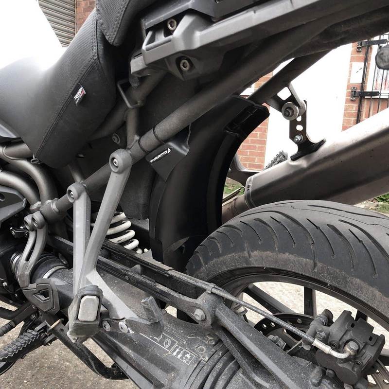 Pyramid Plastics / ピラミッドプラスチック TREK ショックシールド マットブラック Triumph Explorer 1200 XC/XCX/XRA/Low 2016> | 816002M