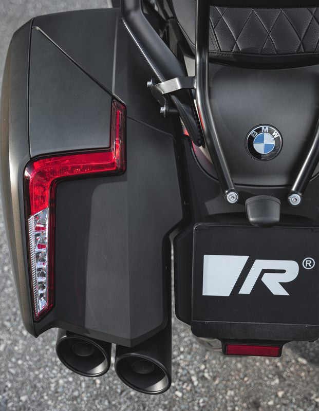 カスタムマフラー（左／右スポーツ排気システム、ステンレスブラック）、ステンレスヘッダー（6-2、触媒なし）、純正ヘッダーの代替品、レース番号無し