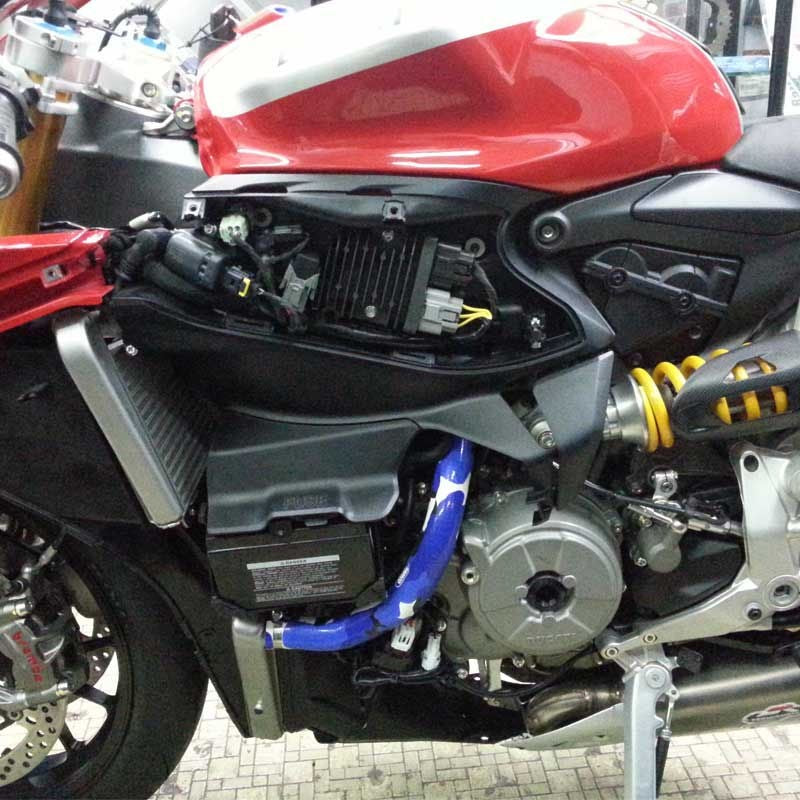 サムコスポーツ / Samco Sport Ducati Panigale 1199 Superleggera 2012 - 2014 7 ピース シリコンラジエーター クーラントホースキット | DUC-23-BU