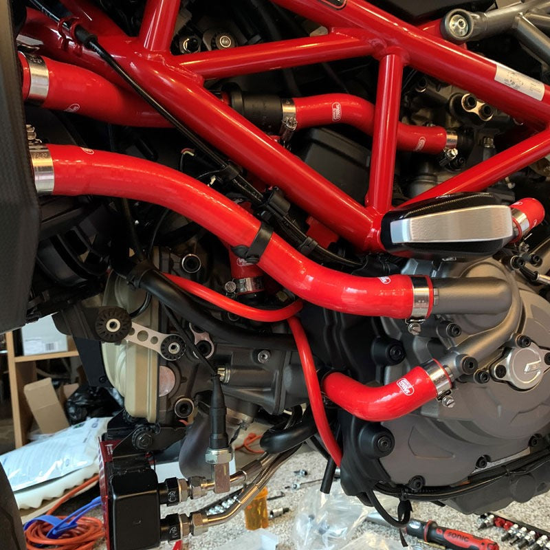 サムコスポーツ / Samco Sport Ducati Hypermotard 950 / 950 SP 2019-2020 8 ピース シリコンラジエーター クーラントホースキット | DUC-33-RD