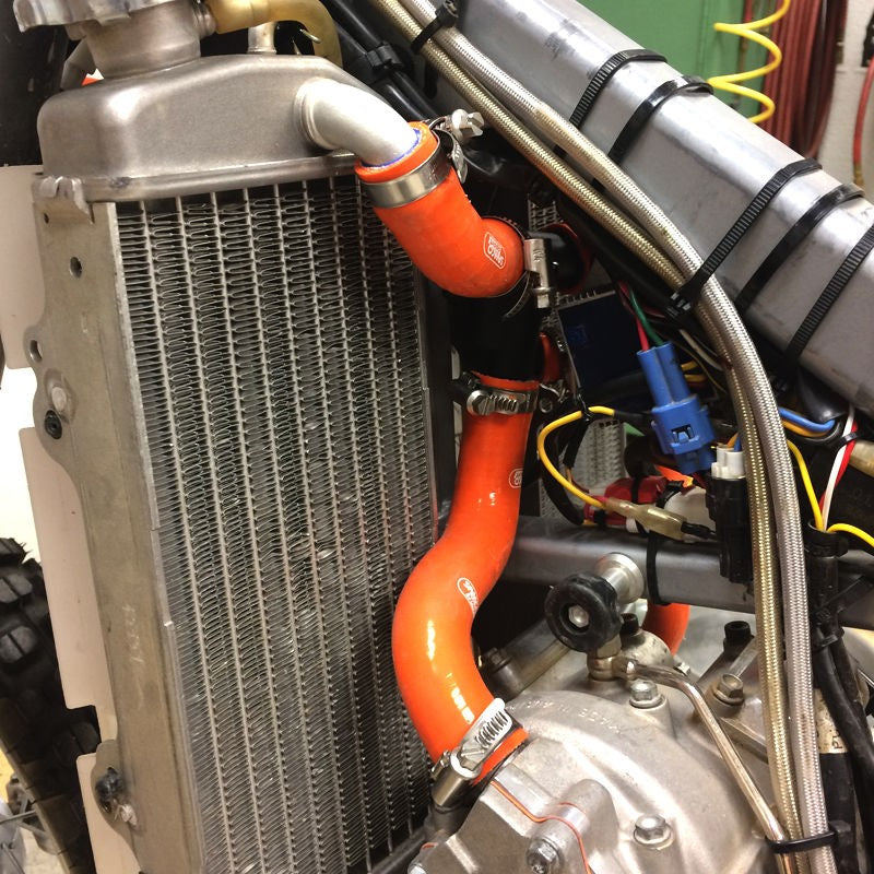サムコスポーツ / Samco Sport KTM 400 EXC 2000 - 2002 6 ピース シリコンラジエーター クーラントホースキット | KTM-28-OR