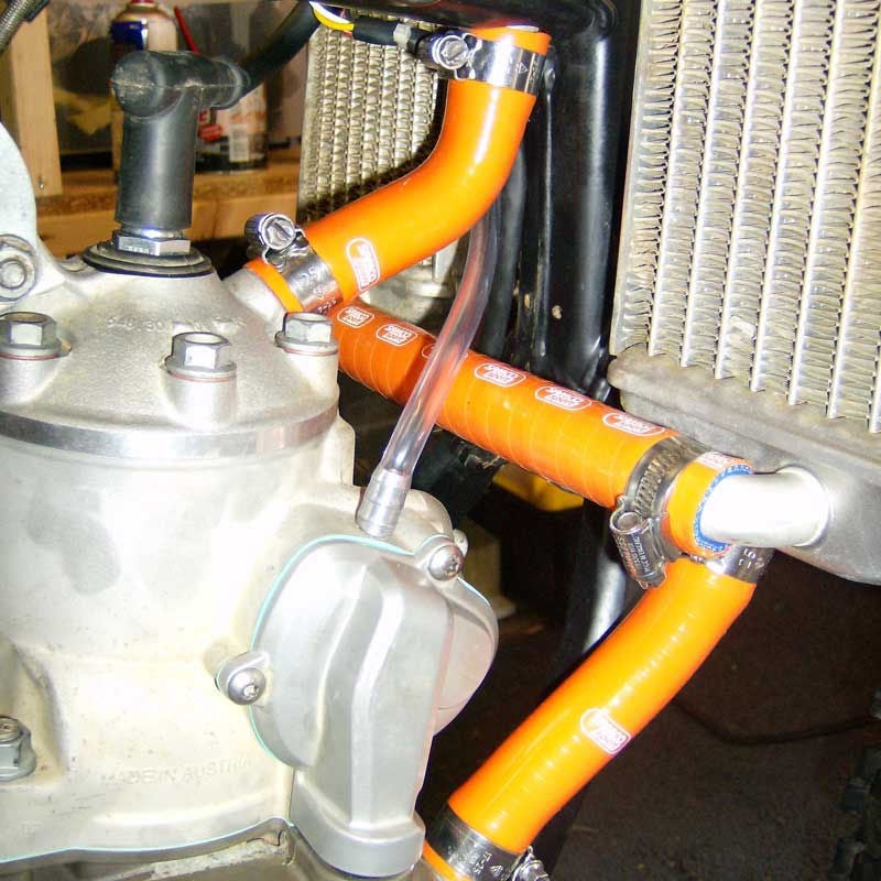 サムコスポーツ / Samco Sport KTM 250 EXC 2008 - 2011 3 ピース サーモスタットバイパス シリコンラジエーター クーラントホースキット | KTM-44-OR