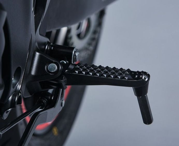 Suzuki / スズキ フットレスト ブラケット セット LH - ブラック | 25600-44811-000