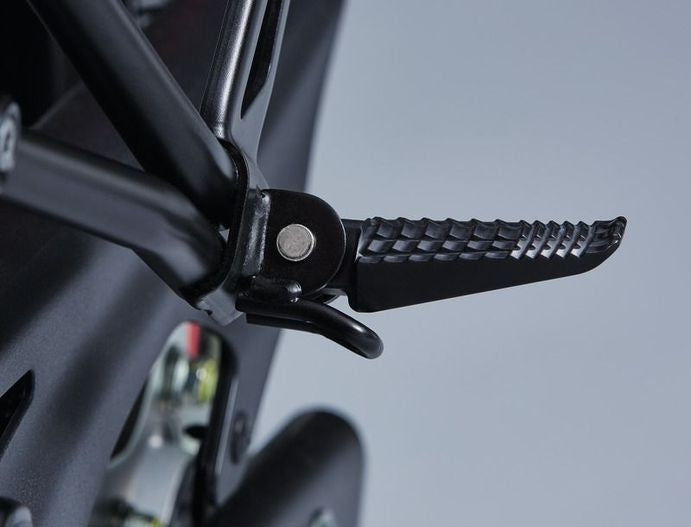 Suzuki / スズキ ピリオン フットレスト セット - ブラック | 43600-37810-000