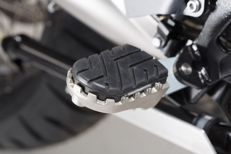 SW-MOTECH / SWモテック フットレストキット －シルバー－  BMW R1200GS LC (13-) / Adventure (14-) | FRS.07.011.10302/S