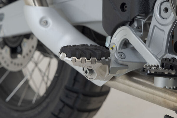 SW MOTECH / SWモテック EVO フットレストキット Aprilia Tuareg 660 (21-). | FRS.13.112.10200