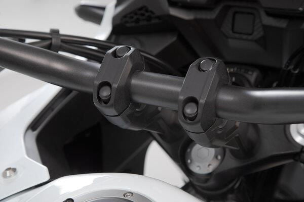 SW-MOTECH / SWモテック バーライザー Ø 28 mm ハンドルバー H=20 mm. ブラック | LEH.00.039.24100.20/B