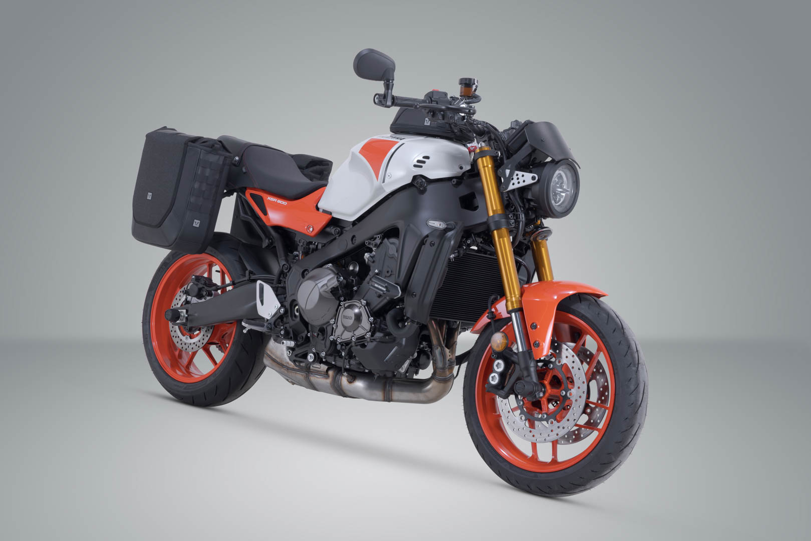 SW-MOTECH / SWモテック Legend Gear サイドバッグシステム V-LOC 16/16 リットル。Yamaha XSR900 (21-)、XSR900 GP (23-)。 | BC.HTA.06.932.22000