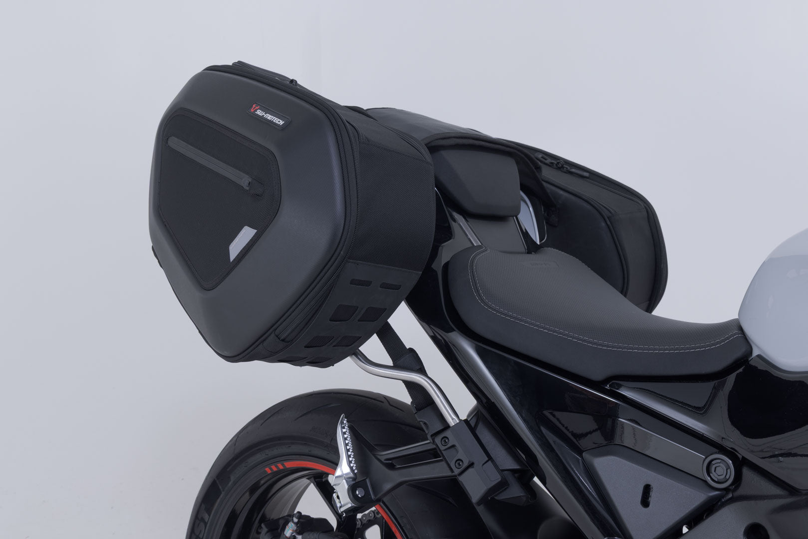 SW-MOTECH / SWモテック PRO Blaze H サドルバッグセット ブラック。CFMoto 675SR-R (25-)用。 | BC.HTA.10.740.35100
