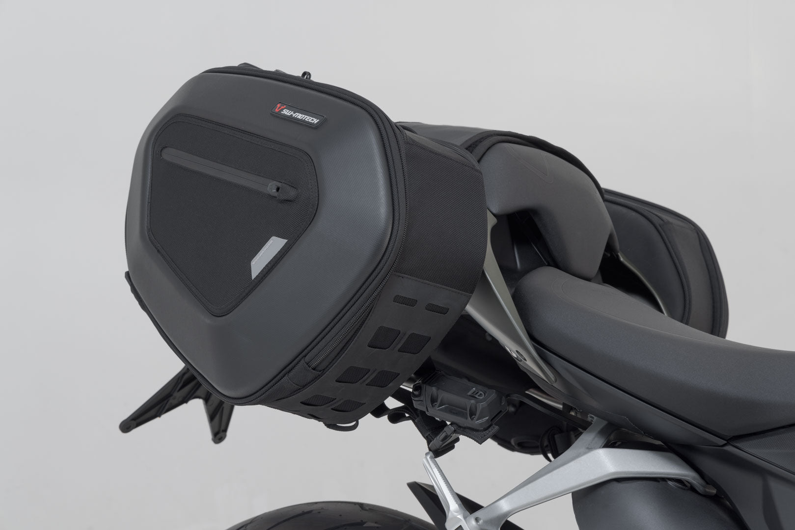 SW-MOTECH / SWモテック PRO Blaze H サドルバッグセット ブラック。Ducati・ストリートファイター V2 (21-)。 | BC.HTA.22.740.30901