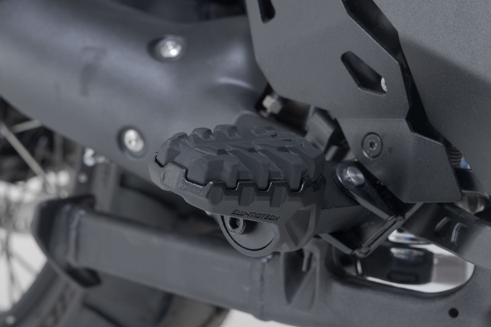 SW-MOTECH / SWモテック EVO フットペグ（ブラック）。高さ調整可能。 | FRS.00.112.10000/B