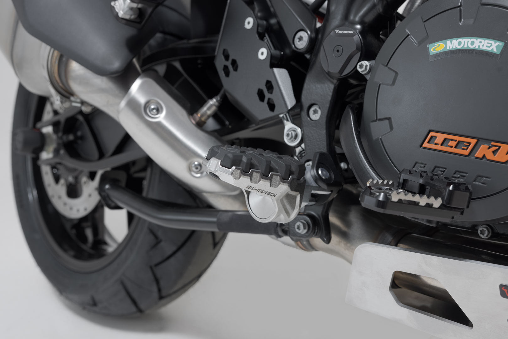 SW-MOTECH / SWモテック EVO フットペグキット KTM 1290 / 1390 Super Adventure (21-)。 | FRS.04.112.10201