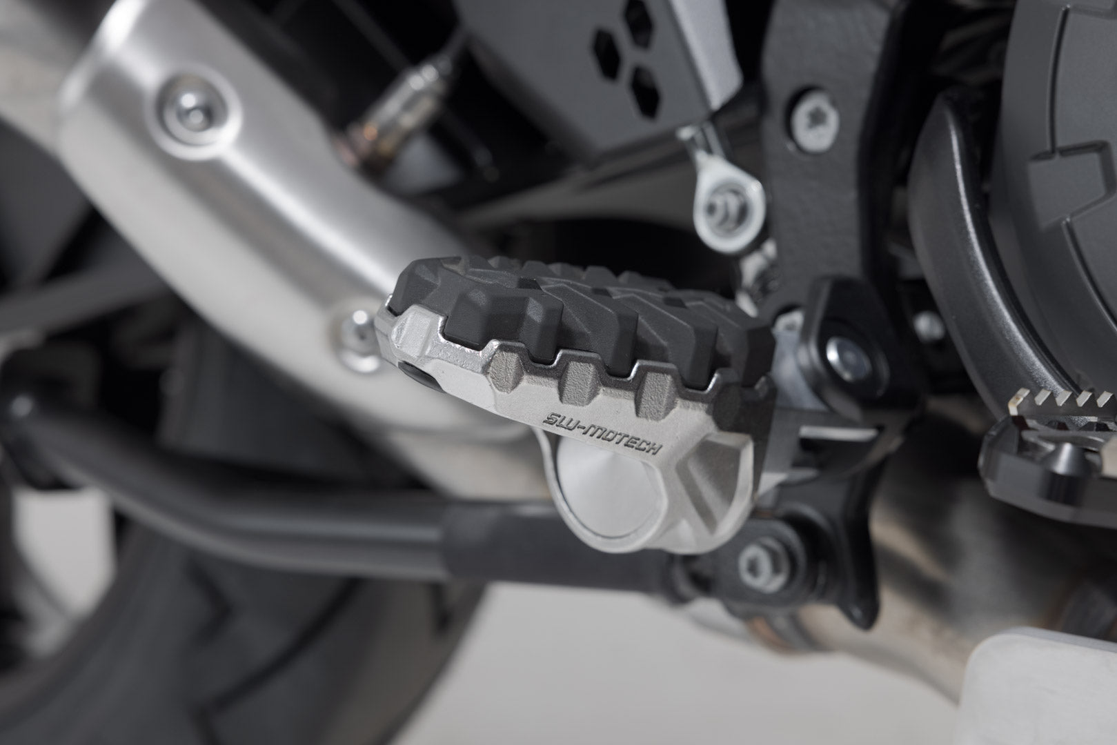 SW-MOTECH / SWモテック EVO フットペグキット KTM 1290 / 1390 Super Adventure (21-)。 | FRS.04.112.10201