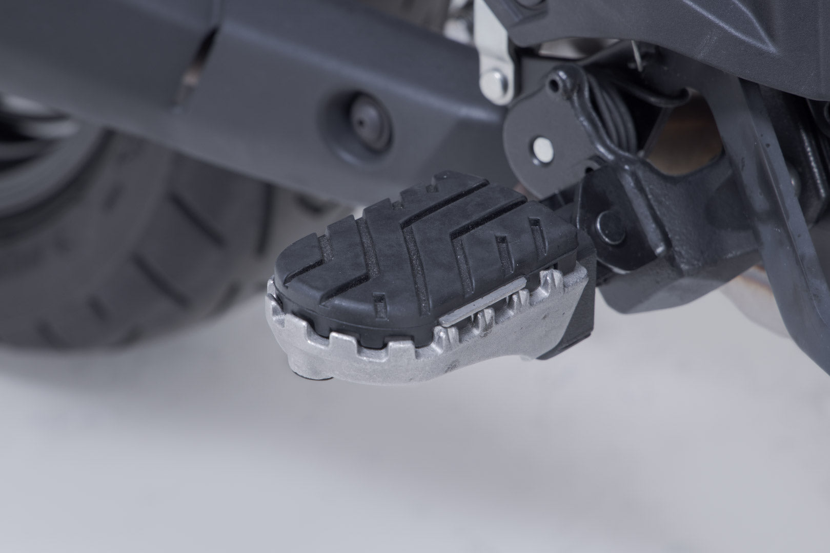 SW-MOTECH / SWモテック ION フットペグキット シルバー。Suzuki V-Strom 800 (22-)用。 | FRS.05.011.10200/S