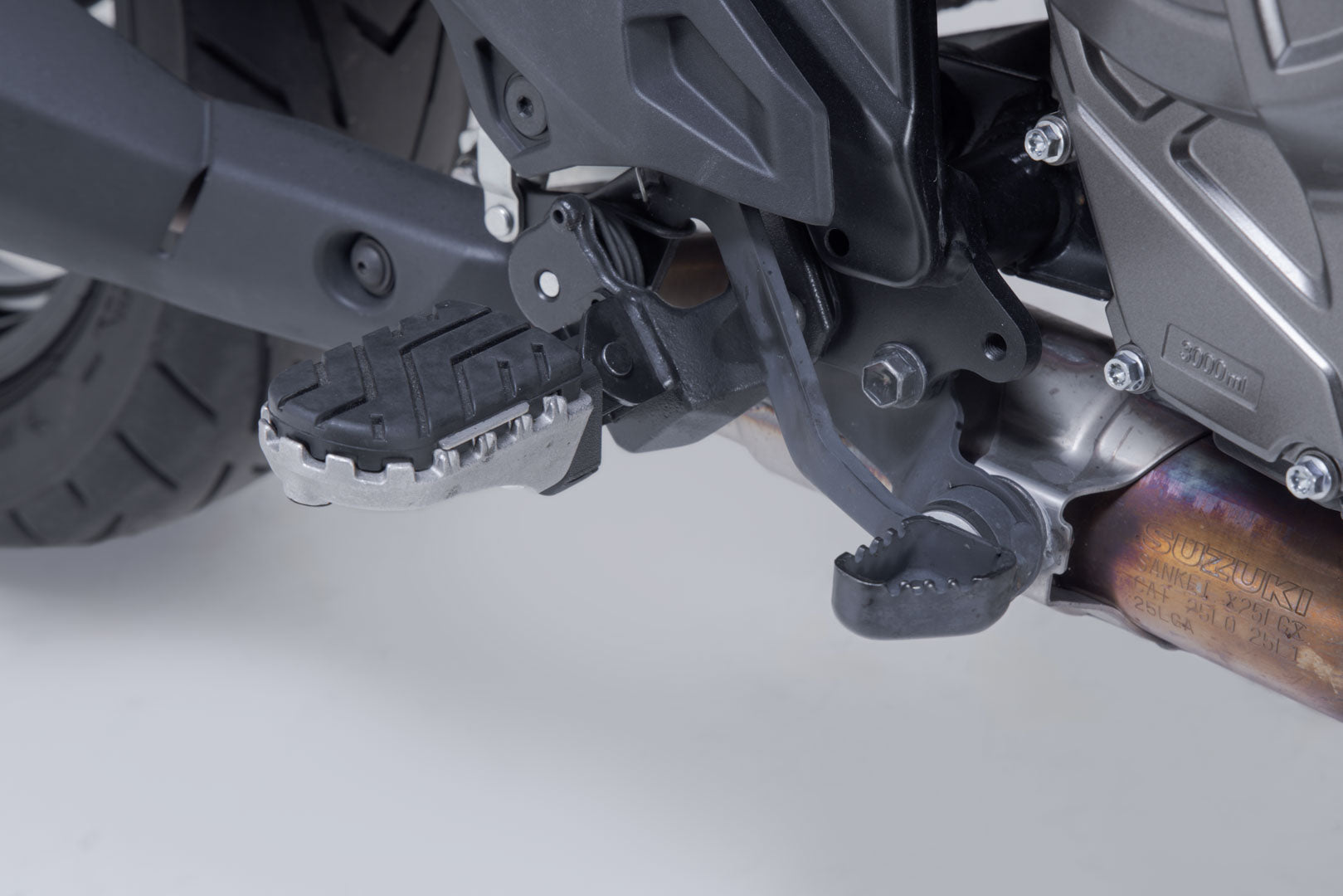 SW-MOTECH / SWモテック ION フットペグキット シルバー。Suzuki V-Strom 800 (22-)用。 | FRS.05.011.10200/S