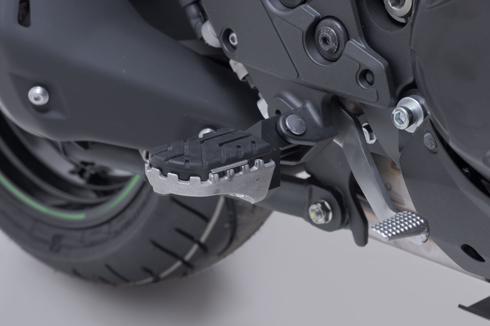 SW-MOTECH / SWモテック ION フットペグキット ブラック。Kawasaki ヴェルシス 1100 (24-)。 | FRS.08.011.10400/B