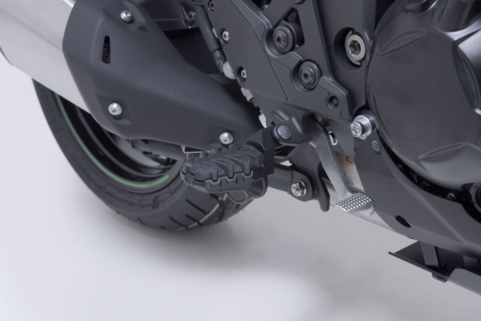 SW-MOTECH / SWモテック EVO フットペグキット ブラック／シルバー。Kawasaki ヴェルシス 1100 / SE (24-)。 | FRS.08.112.10400