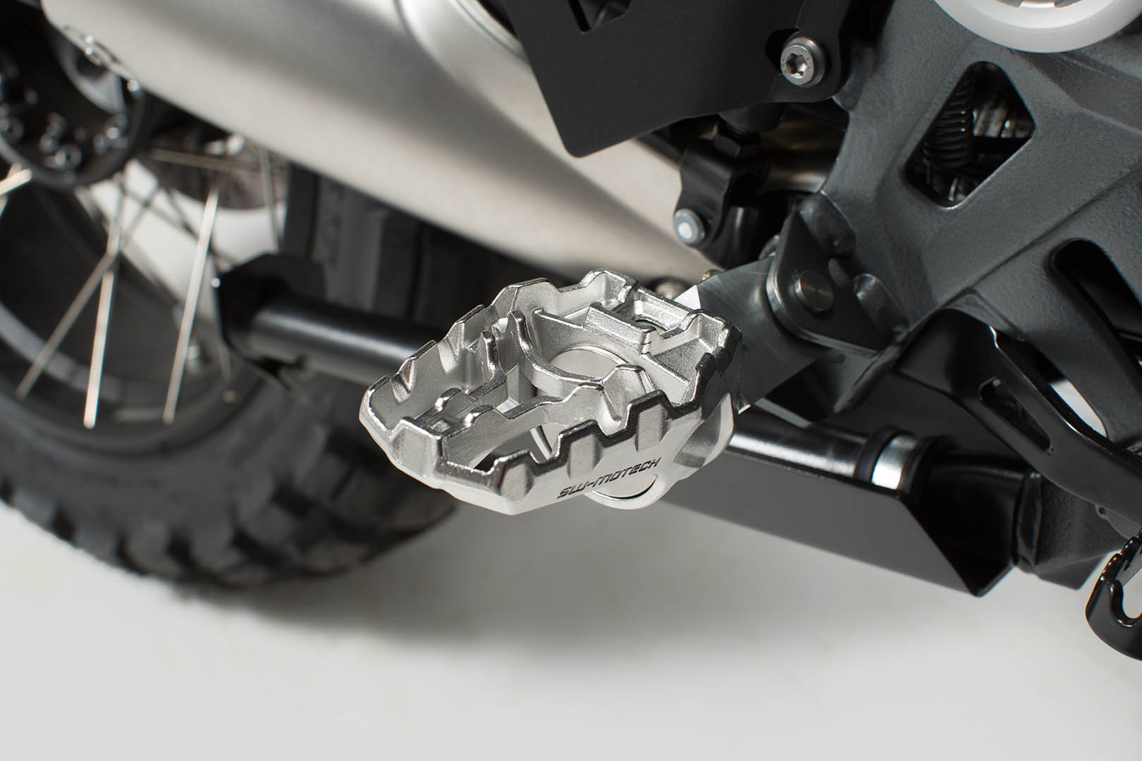 SW-MOTECH / SWモテック EVO フットペグキット CFMoto 800MT-X (24-)。 | FRS.10.112.10000
