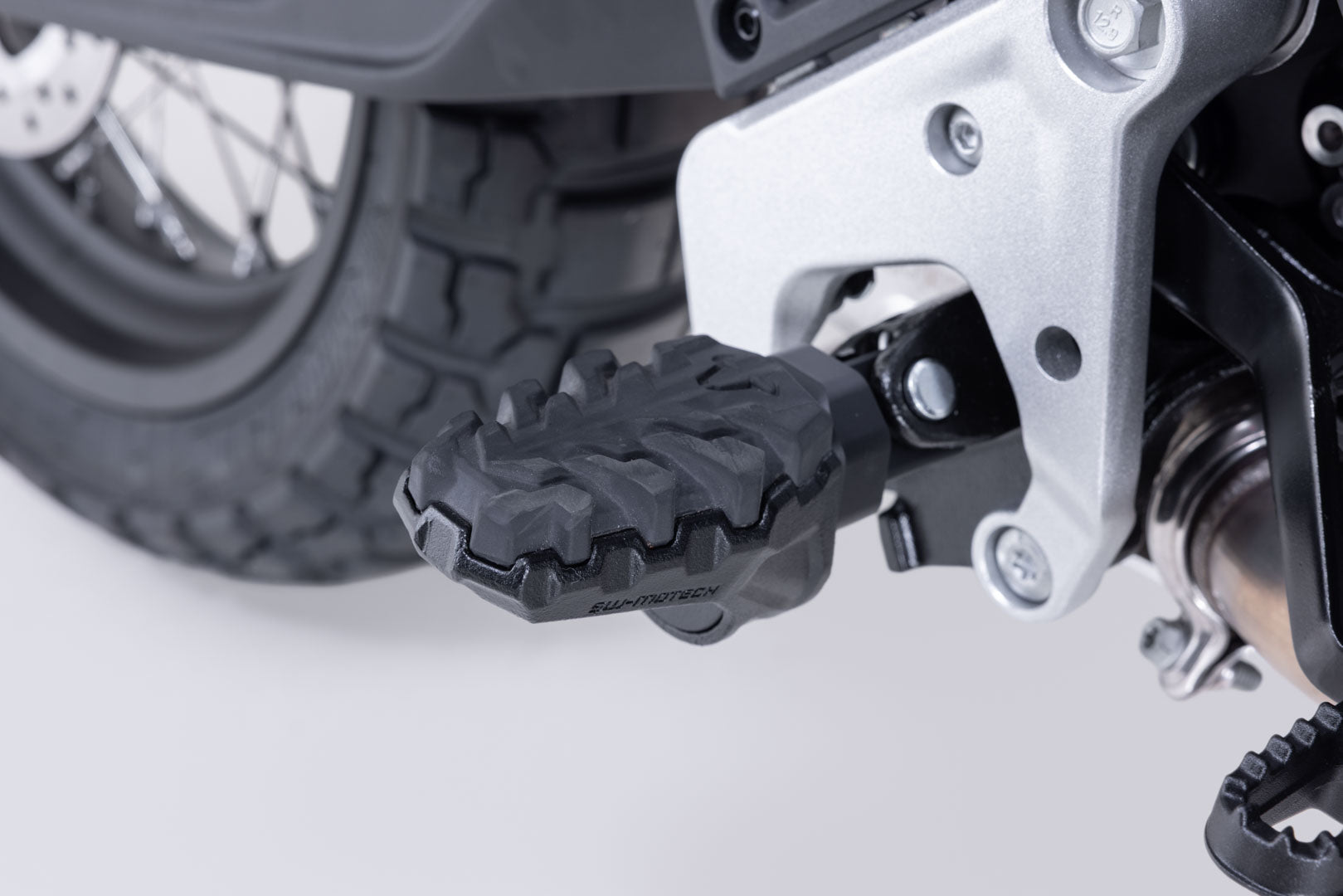 SW-MOTECH / SWモテック EVO フットペグキット ブラック。CFMoto 800MT-X (24-)。 | FRS.10.112.10000/B