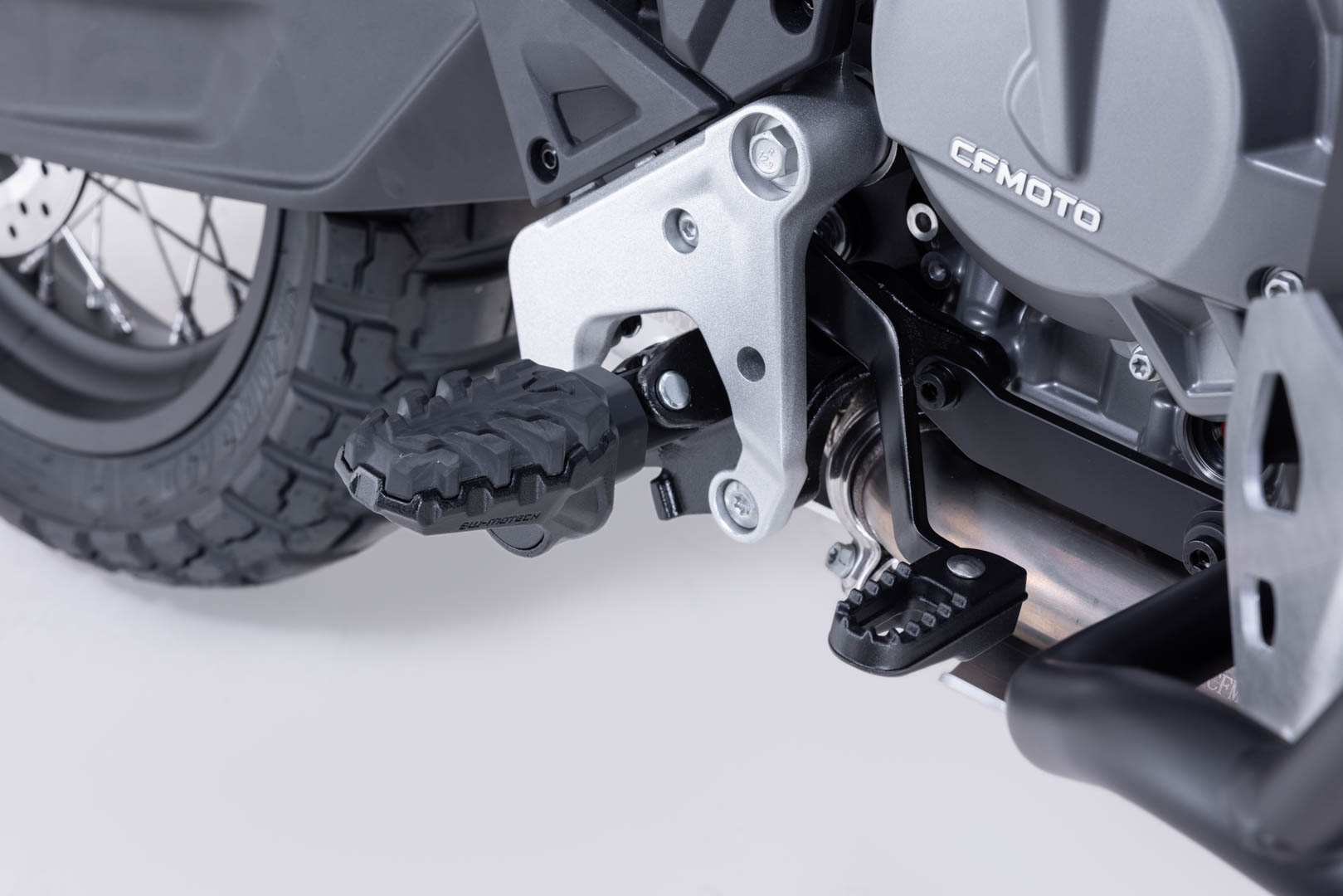 SW-MOTECH / SWモテック EVO フットペグキット ブラック。CFMoto 800MT-X (24-)。 | FRS.10.112.10000/B