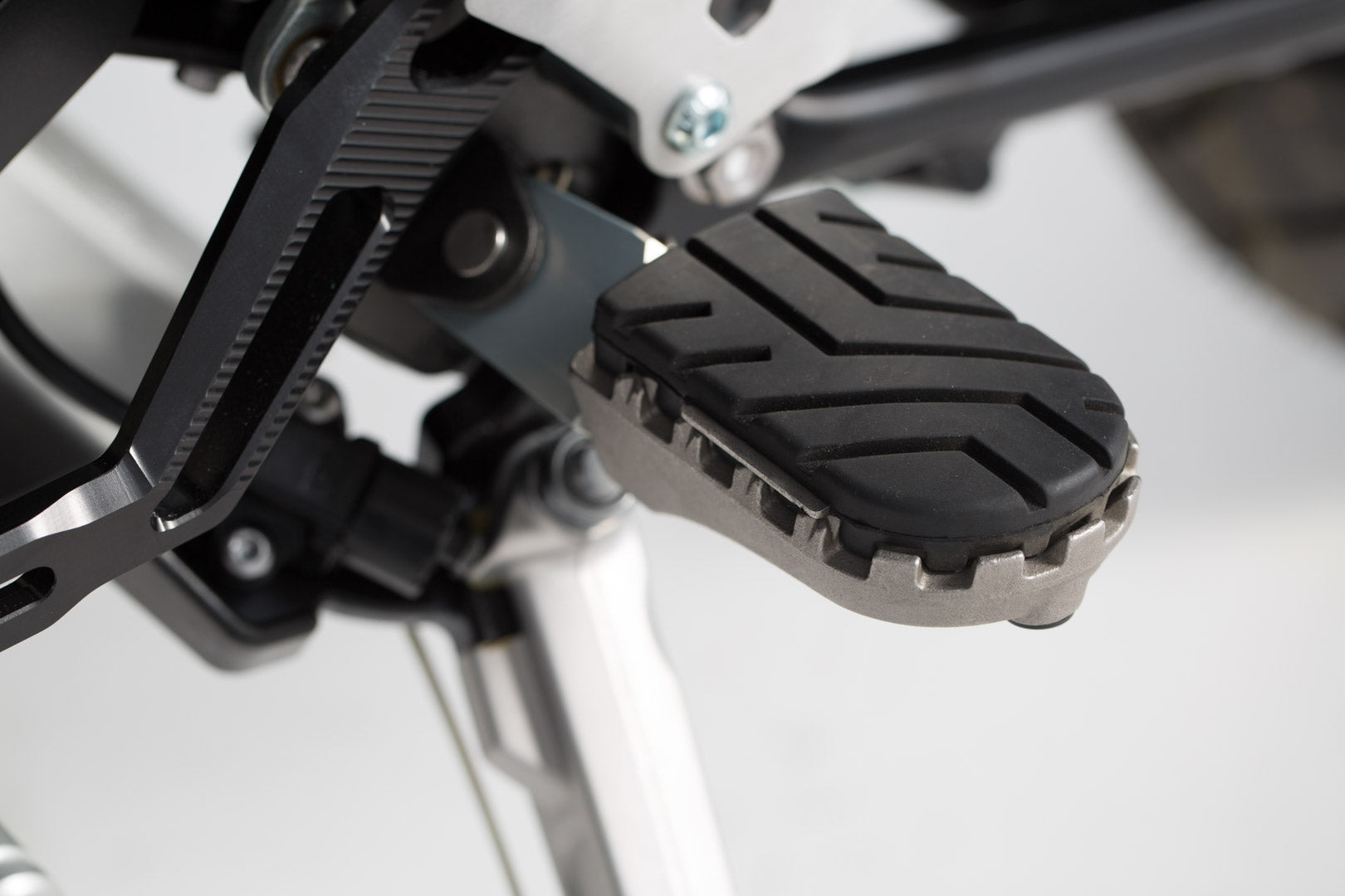 SW-MOTECH / SWモテック ION フットペグキット（ブラック）。Triumph・タイガー 800/900/1200、スクラム 1200。 | FRS.11.011.10103/B