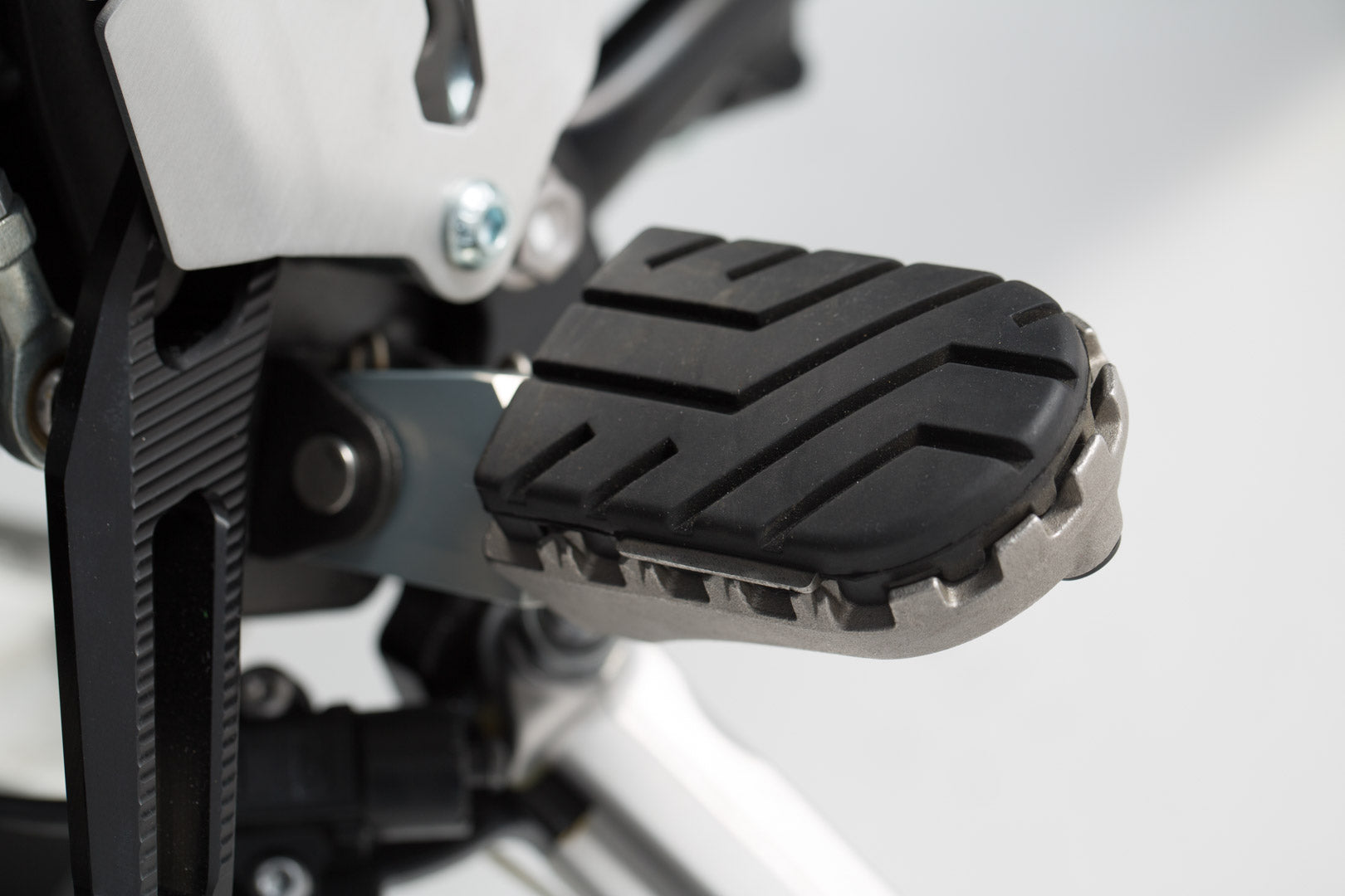 SW-MOTECH / SWモテック ION フットペグキット（ブラック）。Triumph・タイガー 800/900/1200、スクラム 1200。 | FRS.11.011.10103/B