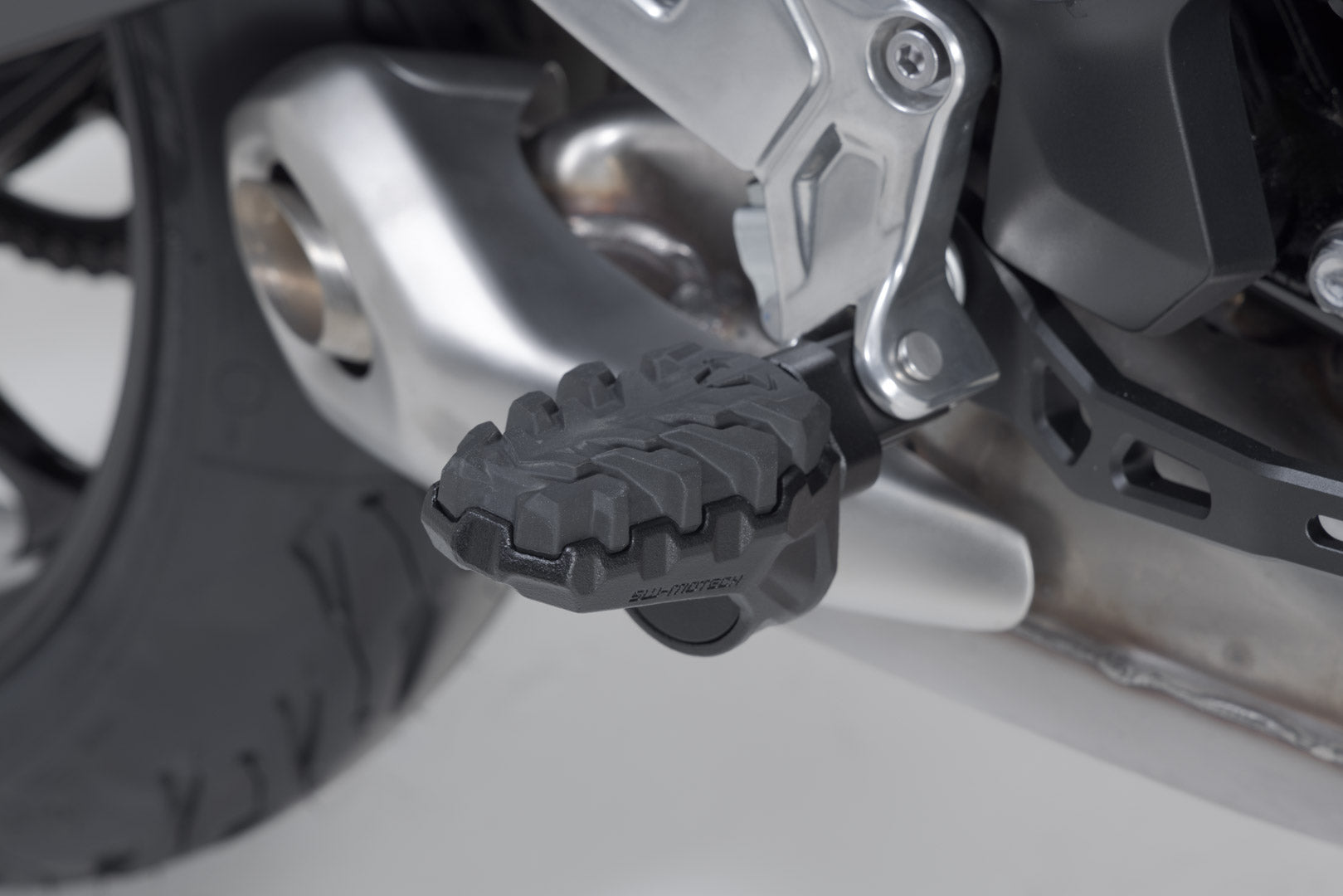 SW-MOTECH / SWモテック EVO フットペグキット ブラック。Triumph タイガー・スポーツ 660 / 800 (24-) | FRS.11.112.10800/B