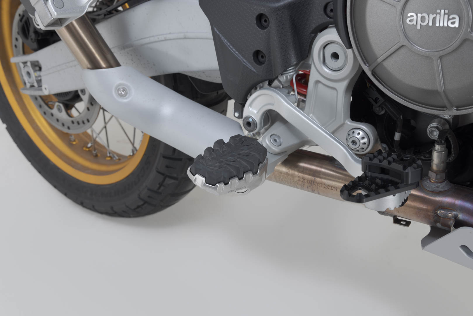 SW-MOTECH / SWモテック EVO フットペグキット シルバー／ブラック。Aprilia・トゥアレグ 660 ラリー (24-)。 | FRS.13.112.10300