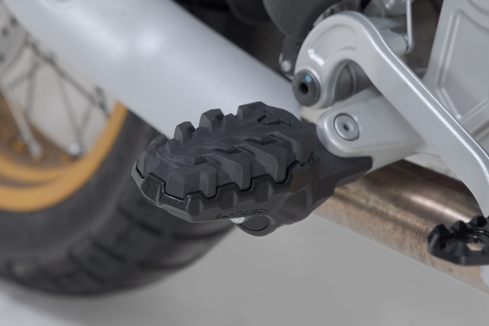 SW-MOTECH / SWモテック EVO フットペグキット ブラック。Aprilia・トゥアレグ 660 ラリー (24-)。 | FRS.13.112.10300/B