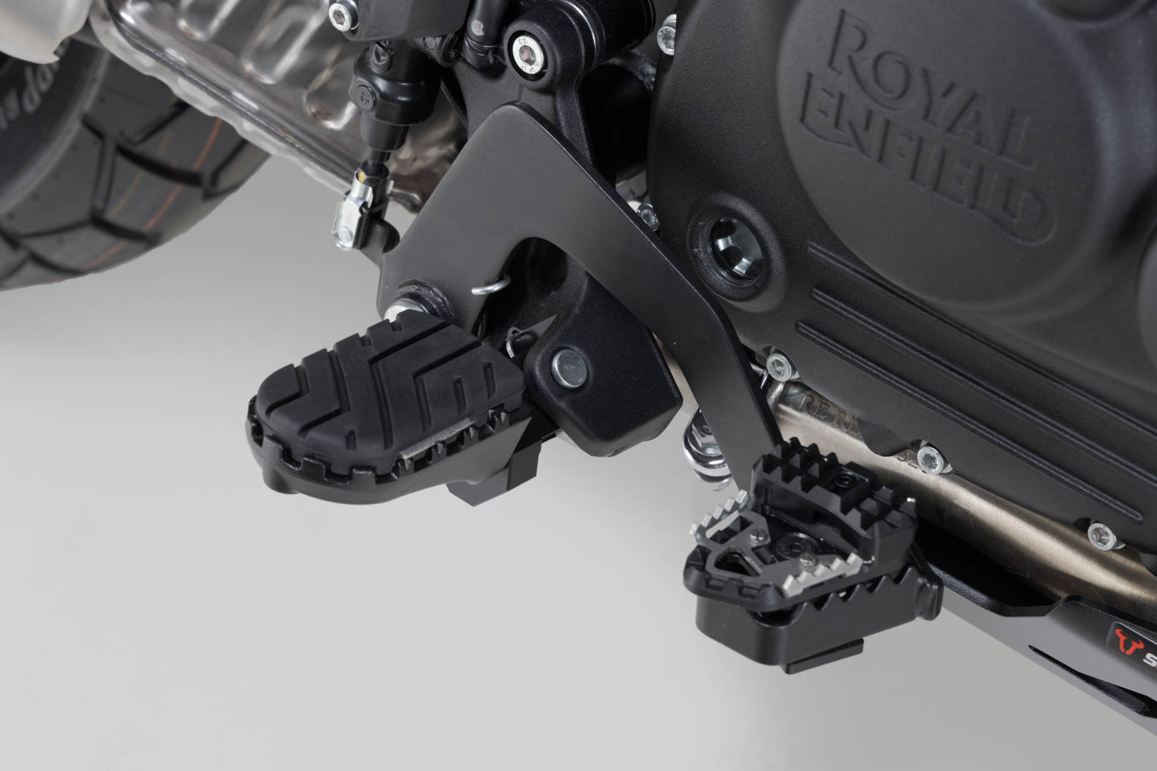 SW-MOTECH / SWモテック ION フットペグキット（ブラック）。ロイヤル・エンフィールド・ヒマラヤン 450 / ラリー。 | FRS.41.011.10000/B