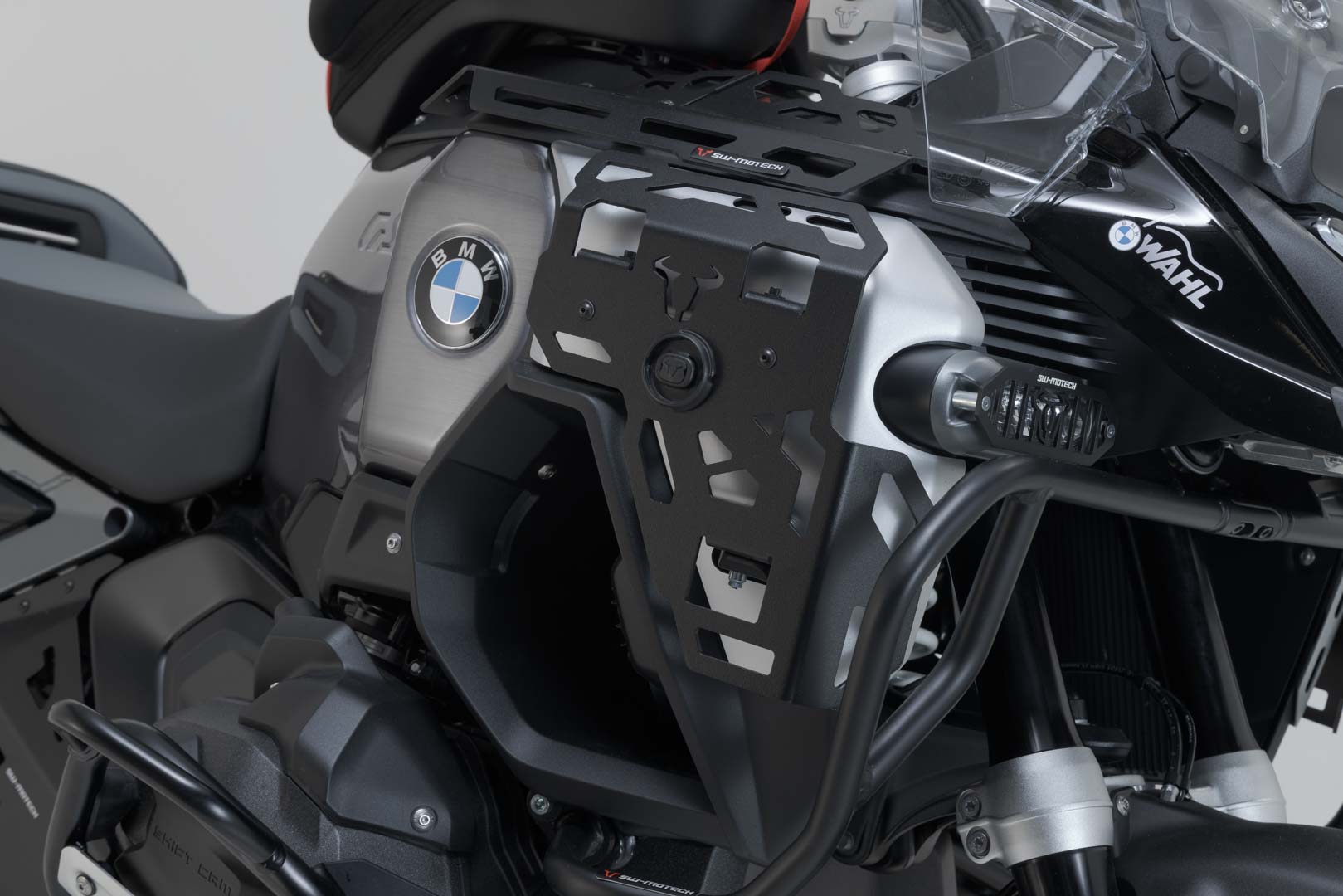 SW-MOTECH / SWモテック タンクカバー用リアキャリア（ブラック）。BMW R 1300 GS Adventure (24-)用。 | GPT.07.976.10000/B