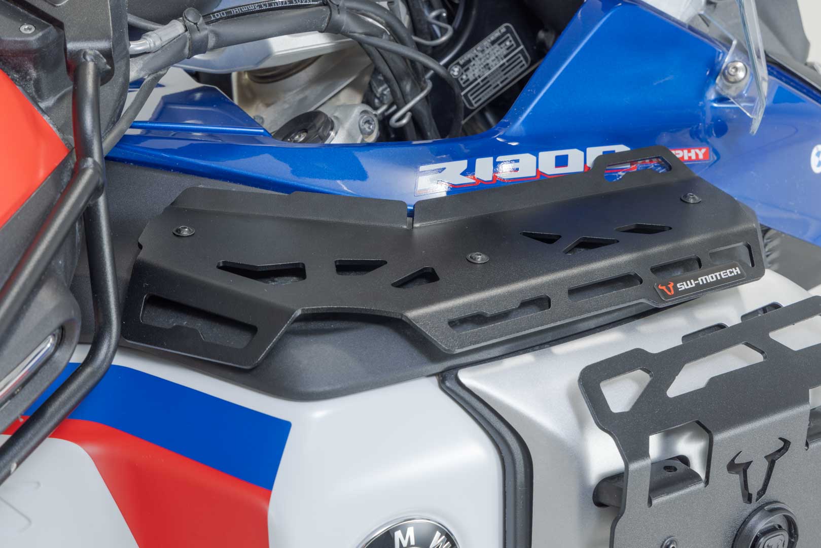 SW-MOTECH / SWモテック ブラックタンクマウント。BMW R 1300 GS Adventure (23-)。 | GPT.07.976.10101/B
