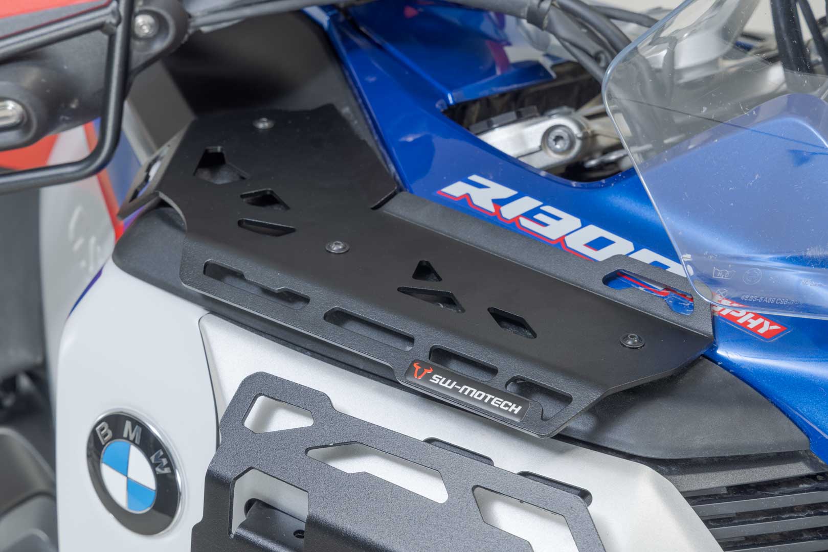 SW-MOTECH / SWモテック ブラックタンクマウント。BMW R 1300 GS Adventure (23-)。 | GPT.07.976.10101/B