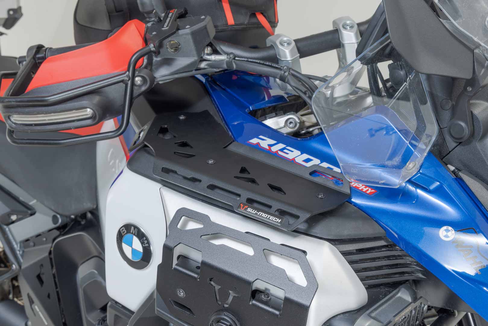 SW-MOTECH / SWモテック ブラックタンクマウント。BMW R 1300 GS Adventure (23-)。 | GPT.07.976.10101/B