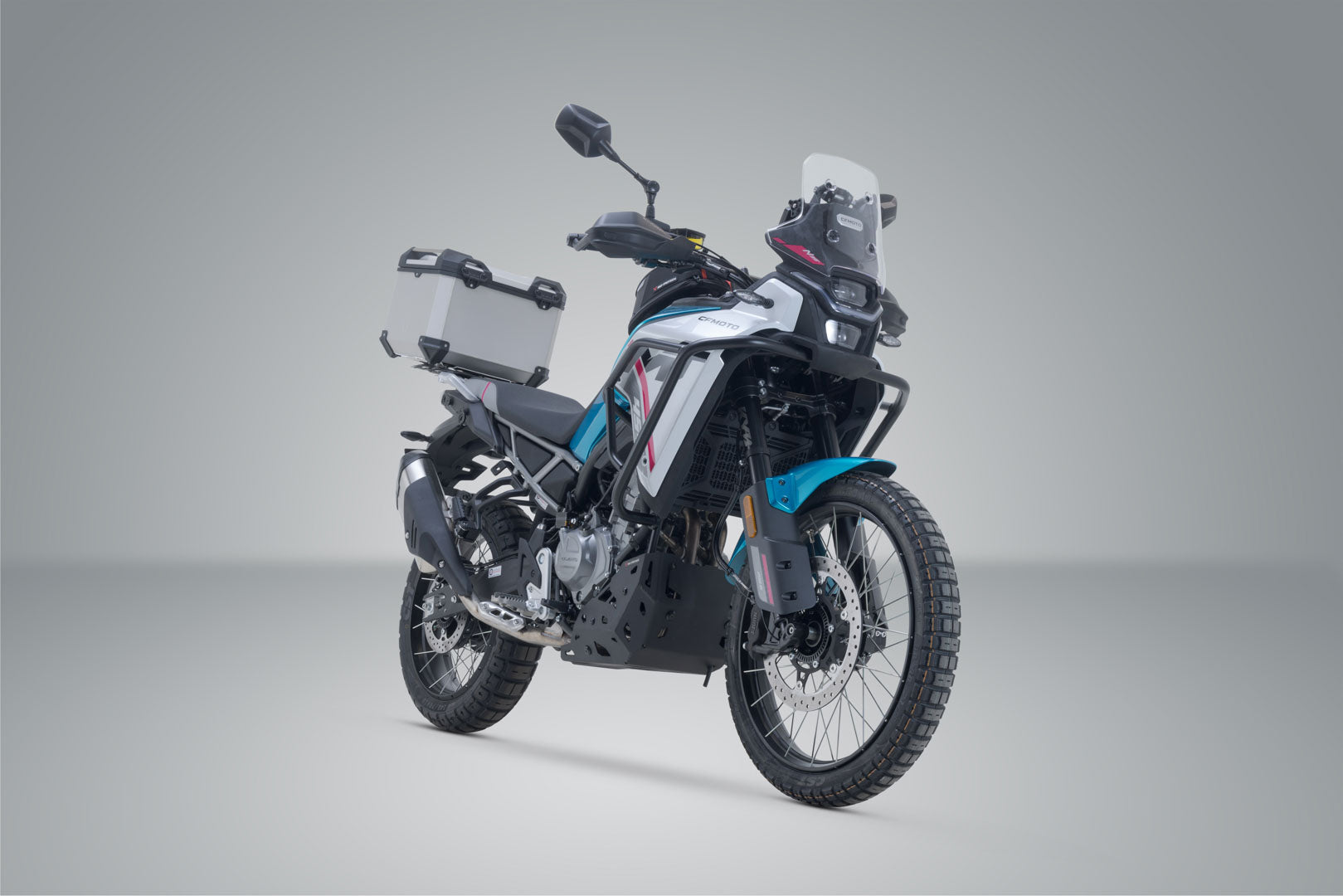 SW-MOTECH / SWモテック TRAX ADV トップケースシステム シルバー。CFMoto 450MT (23-) / 800 MT-X (24-) 用。 | GPT.10.625.70001/S